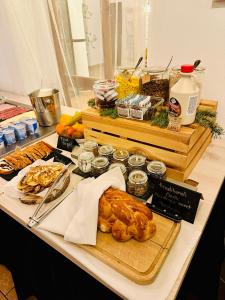 ein Tisch mit einem Buffet mit verschiedenen Speisen in der Unterkunft Hotel Centrum in Hranice