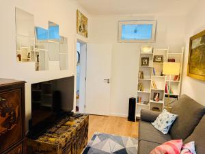 Et tv og/eller underholdning på Charming 4-bedroom House with terrace