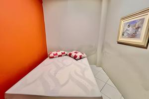 een bed in een hoek van een kamer bij Cantinho Perfeito Em Matinhos in Matinhos