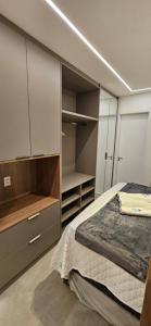 een slaapkamer met een bed en witte kasten bij Beach Class Verano Muro Alto in Porto De Galinhas +20 foto's