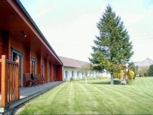 Zahrada ubytování Logis - Hôtel & restaurant Les Trois Fontaines