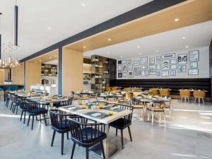 En restaurant eller et andet spisested på Novotel Bur Dubai - Healthcare City