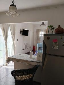 een keuken met een aanrecht en een koelkast in de kamer bij Monoambiente de Popa in Victoria