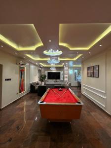 een woonkamer met een pooltafel in het midden bij Imperial luxe homes in Araromi +25 foto's
