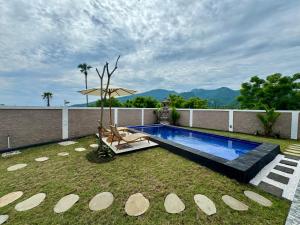 Cảnh núi rừng hoặc tầm nhìn ra núi từ biệt thự