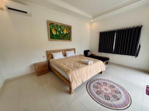Giường trong phòng chung tại Stunning 2 Bedroom Villa with Pool & Rooftop in Amed - The Myria Villa