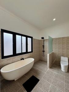 Phòng tắm tại Stunning 2 Bedroom Villa with Pool & Rooftop in Amed - The Myria Villa +17 ảnh