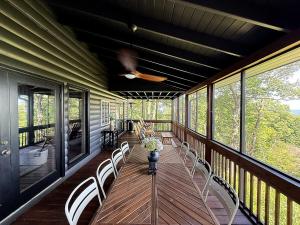 une terrasse couverte avec une table et des chaises. dans l'établissement Bella Vista, à Blue Ridge