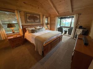une chambre avec un lit dans une cabane en rondins dans l'établissement Bella Vista, à Blue Ridge
