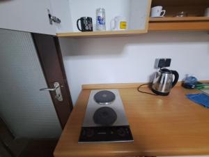 - un comptoir de cuisine avec une table et des plaques de cuisson dans l'établissement MHm, à Passau