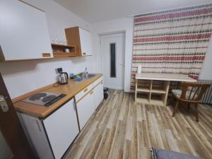 - une cuisine avec un évier et une table dans l'établissement MHm, à Passau