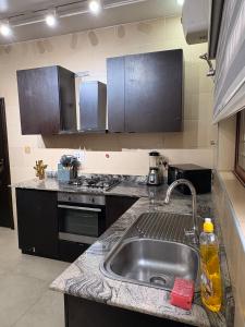 een keuken met een spoelbak en een fornuis bij Imperial luxe homes in Araromi
