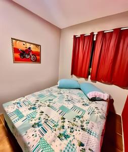 una camera da letto con un letto con una motocicletta sopra di The Red, Vem que tem Sol a Matinhos