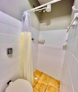 un bagno con wc e doccia di The Red, Vem que tem Sol a Matinhos