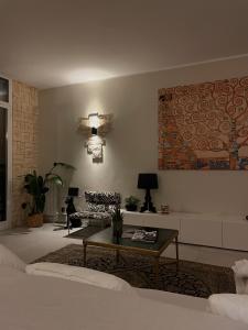 ein Wohnzimmer mit einer Couch und einem Couchtisch in der Unterkunft Casa Della Baia With a beautiful view in Varraze