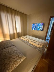 een kleine slaapkamer met een bed en een raam bij Apartman S&V 2 Istocno Sarajevo Lukavica sa Jacuzzi Lux Spa Hilandarska Centar in Lukavica +2 foto's