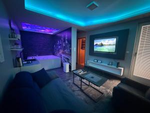 a living room with a couch and a flat screen tv at Apartman S&V 2 Istocno Sarajevo Lukavica sa Jacuzzi Lux Spa Hilandarska Centar in Lukavica