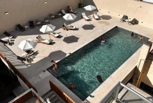 an overhead view of a swimming pool with people in it at Hotel Florinda in Punta del Este