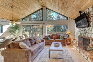 een woonkamer met een bank en een open haard bij 2 Decks! Pet-Friendly Lake Arrowhead Cabin in Skyforest