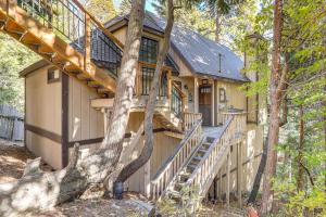 een huis met een trap daarheen bij 2 Decks! Pet-Friendly Lake Arrowhead Cabin in Skyforest
