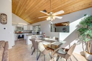 een eetkamer en een keuken met een plafondventilator bij 2 Decks! Pet-Friendly Lake Arrowhead Cabin in Skyforest
