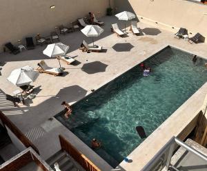 Bazén v ubytování Hotel Florinda nebo v jeho okolí