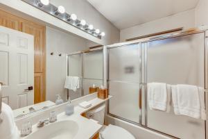 een badkamer met een douche en een wastafel bij 2 Decks! Pet-Friendly Lake Arrowhead Cabin in Skyforest +22 foto's