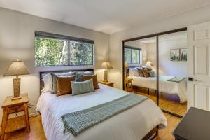 een slaapkamer met een groot bed en een raam bij 2 Decks! Pet-Friendly Lake Arrowhead Cabin in Skyforest