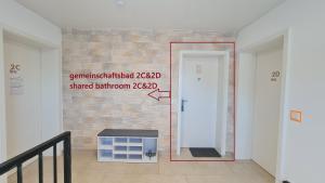 een kamer met een muur met een deur en een trap bij Gästehaus Zimmer 2C oder Zimmer 2D Geteiltes Bad in Jülich