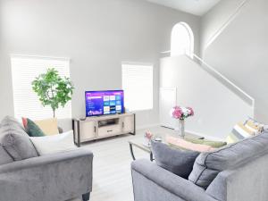 拉斯维加斯Near Strip Newly Remodeled Pool Villa 3BD 3BA的有两张沙发和一台电视的客厅