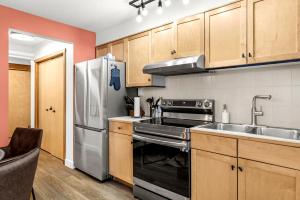 Køkken eller tekøkken på Mesmerizing 2BR Retreat Made For You