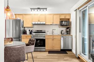 Køkken eller tekøkken på Mesmerizing 2BR Retreat Made For You