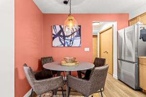 Køkken eller tekøkken på Mesmerizing 2BR Retreat Made For You