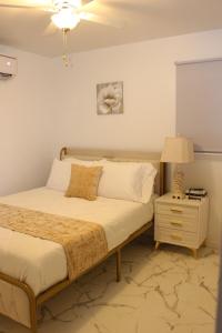 una camera con letto, lampada e comodino di CampRV Main Lodge a Elkins