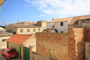 een rode truck geparkeerd in een stad met gebouwen bij Apartments Mat in Vis
