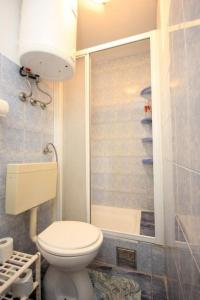 een kleine badkamer met toilet en douche bij Apartments Mat in Vis +29 foto's