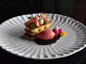 ein weißer Pappteller mit einem Dessert darauf in der Unterkunft V Villas Phuket - MGallery Collection in Panwa Beach + 63 Fotos