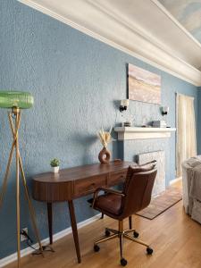 an office with a desk and a chair in a room at 1 Min to Hospitals Spacious 4 Bed Stay in Billings