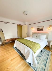 a bedroom with a large bed with a green blanket at 1 Min to Hospitals Spacious 4 Bed Stay in Billings