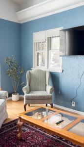 a living room with a couch and a coffee table at 1 Min to Hospitals Spacious 4 Bed Stay in Billings +29 photos