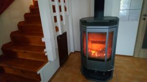 een open haard in een woonkamer naast een trap bij Chalupa u Tomáše in Brumovice