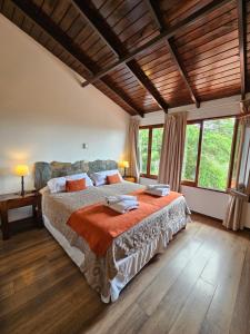 - une chambre avec un grand lit dans une pièce dotée de fenêtres dans l'établissement Hotel Selva Montana, à San Lorenzo 42 autres photos