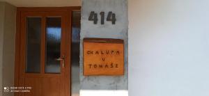 een deur met een bordje waarop staat: opa belooft bij Chalupa u Tomáše in Brumovice