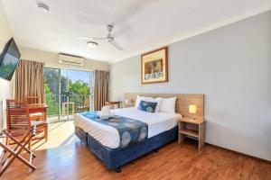 een hotelkamer met een bed en een balkon bij Cullen Bay Resorts in Darwin +38 foto's