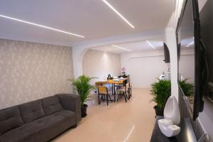 ein Wohnzimmer mit einem Sofa und einem Tisch mit Pflanzen in der Unterkunft beautiful and comfortable suit in Cuenca