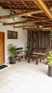 eine Terrasse mit Bänken und Topfpflanzen in einem Gebäude in der Unterkunft beautiful and comfortable suit in Cuenca