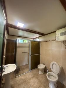 Et badeværelse på Casa termas guaviyu