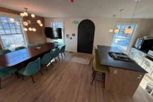 una cucina e una sala da pranzo con tavolo e sedie di Assemble Boise a Boise