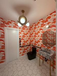 un bagno con una parete rossa e arancione con uno specchio di Assemble Boise a Boise Altre 26 foto