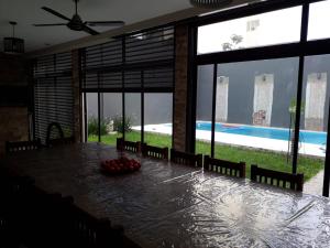 a dining room with a table with a view of a pool at CASA CON PILETA EN EL CENTRO de CORRIENTES in Corrientes